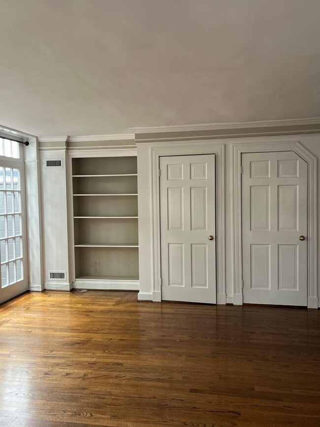 Photo - -- AVAILABLE SEPTEMBER 4TH -- 2 BR / 1 BA Beautiful Historic Carriage House on Monument Ave! Avai...
