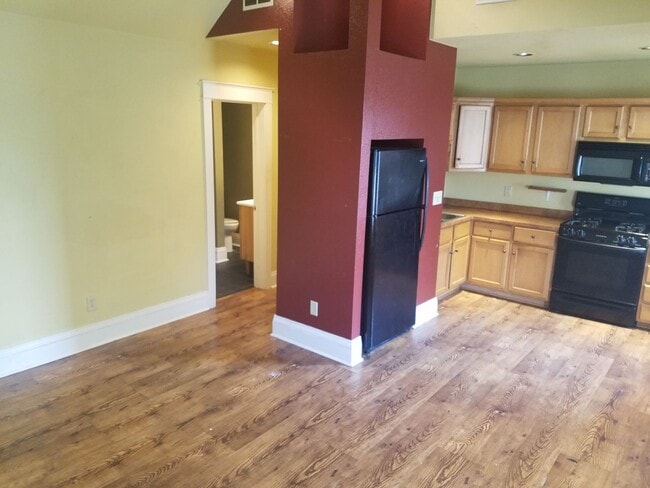 Building Photo - 1000 E Locust St Unit 4