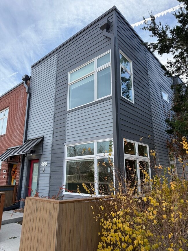 Building Photo - Fresh-Modern-Convenient 2/3/2 Twnhome