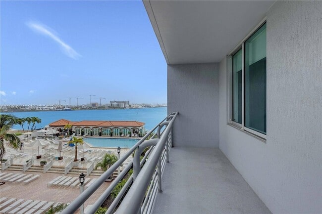 Building Photo - 335 S Biscayne Blvd Unit 1004