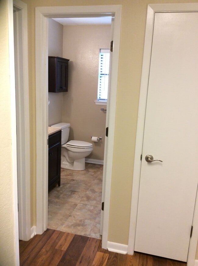 Building Photo - Single-Family Home: 3 bed, 2 bath
