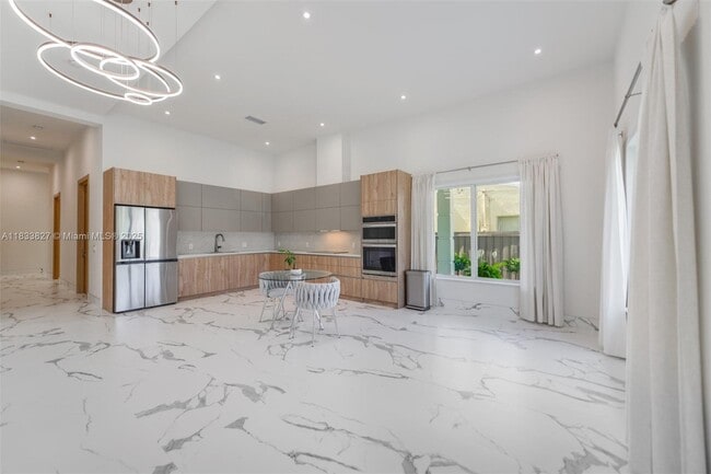 Photo - 635 SW 9th St