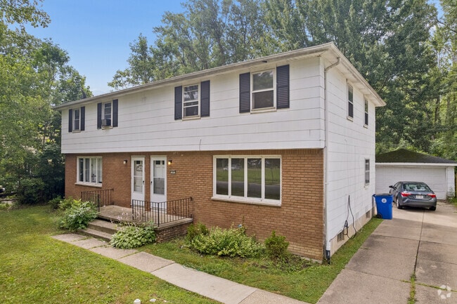 Building Photo - Creekwoods Community