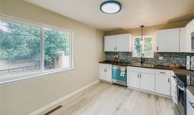 Photo - Spacious 5 bedroom, 2 ba, large basement with additional kitchen & private entry