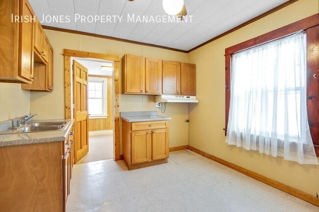 Photo - 58 Royal Ave Unit upper