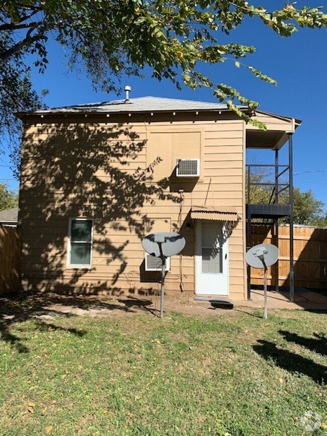 Building Photo - 306 NW 16th St Unit 306 NW 16th Upstairs Rental