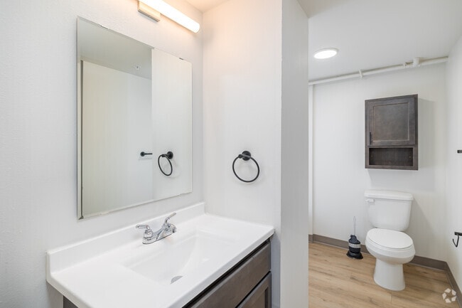 2BR, 1BA - 738SF - Baño - Aya Tower