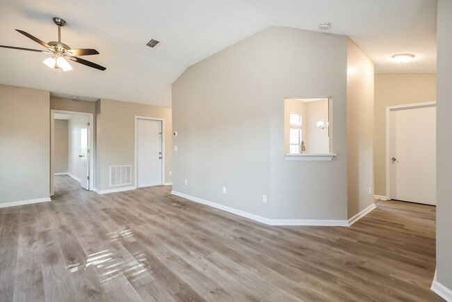 Photo - 309 Carriann Cove Trail W