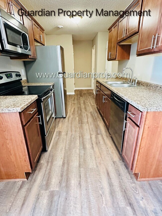 Photo - North Brooklyn Park Town Home, Dedicated Office, 2 Car Garage, Washer/Dryer, Front Patio