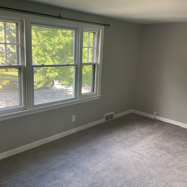 183 Hamilton Dr Unit upper