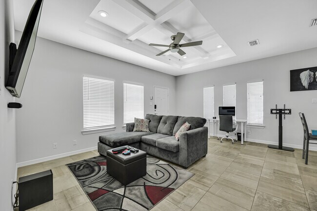 708 E La Cantera Ave