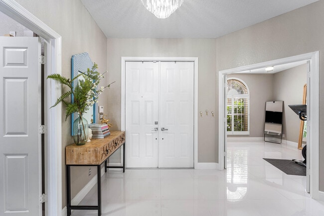 Photo - 121 Palm Cir