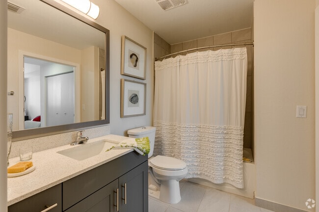 1BR, 1BA - 630SF - Bathroom