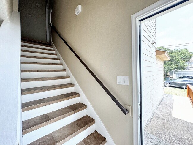 Photo - 831 Sagewood Trail