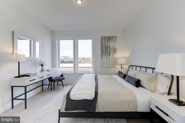 Photo - 1871 Corcoran St NE