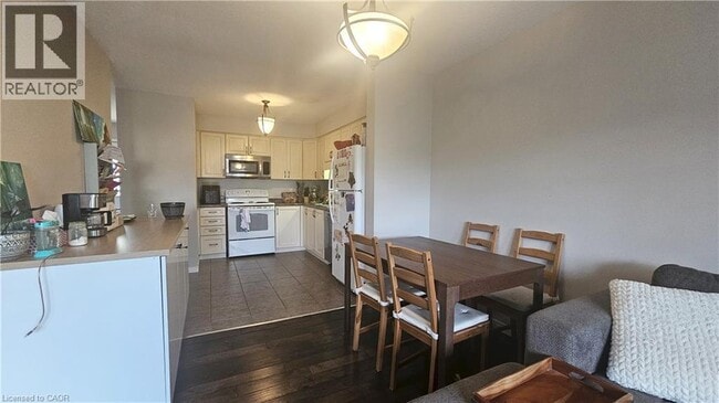 Photo - 216 Featherstone Crescent