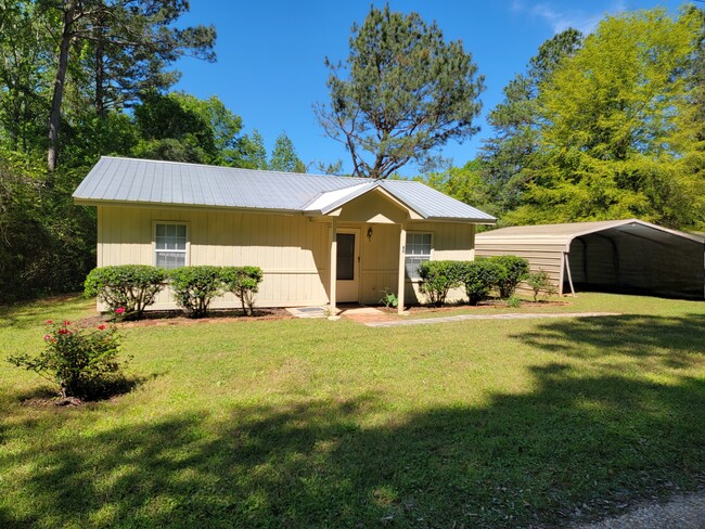 Front yard and covered parking area - 40 Private Road 1605