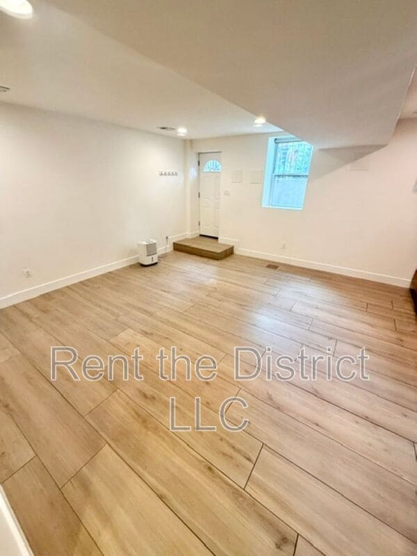 605 Kenyon St NW