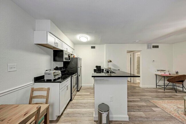 Photo - WASHER / DRYER, WOOD FLOORS OPEN LIVING LA... Unit 103