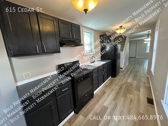 Photo - 615 Cedar St