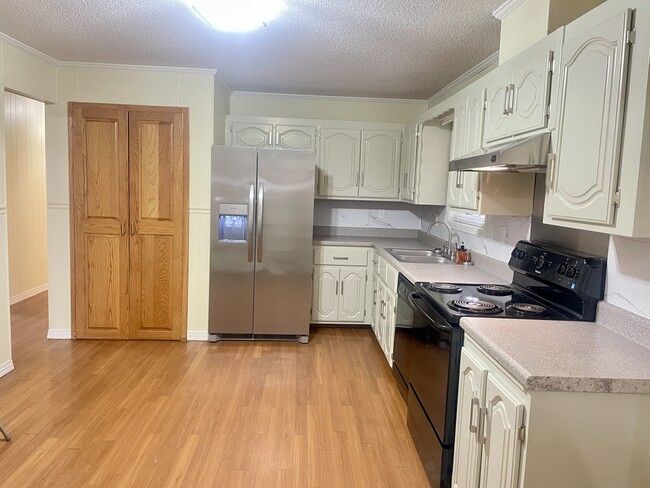 Photo - 400 Manchester St