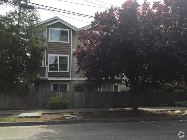 Building Photo - Spacious 3-Story Townhome in Lake City