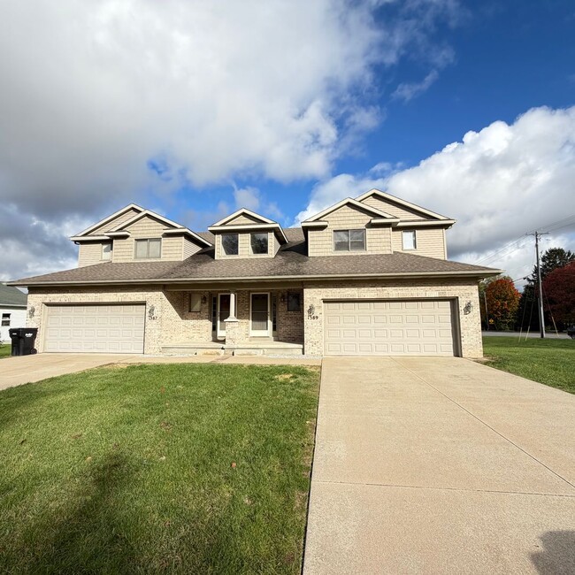 Building Photo - Large 3 bedroom duplex - move in ready!