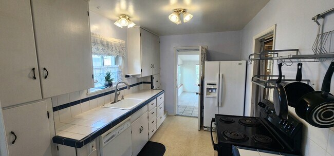 Photo - 122 Ginkgo St S