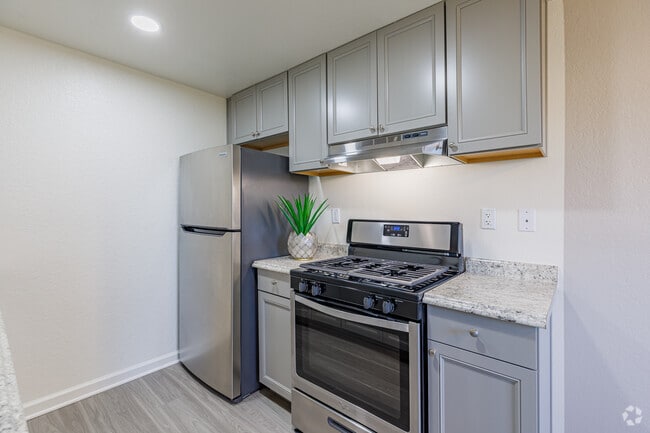 2BR, 2BA - 900SF