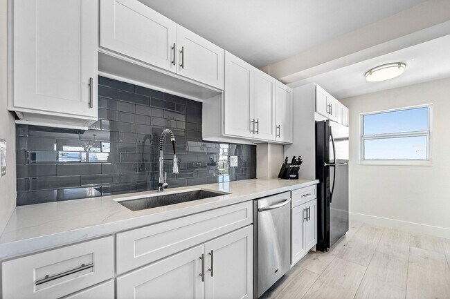 Photo - 1160 Hillsboro Mile Unit 607