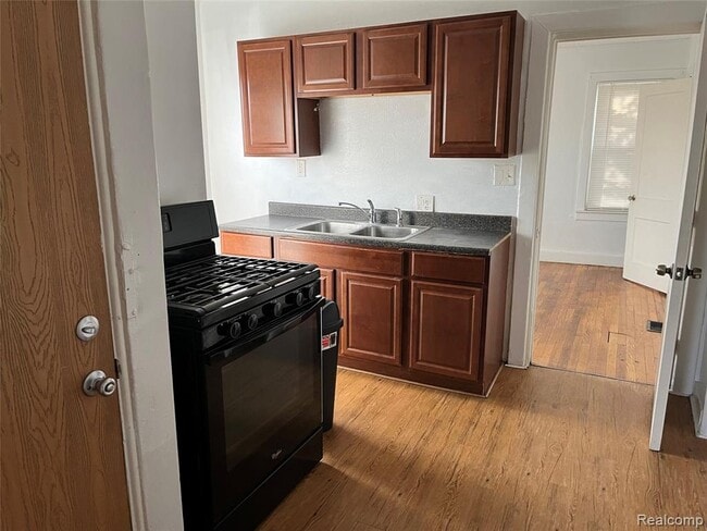 Photo - 7592 Maxwell Ave