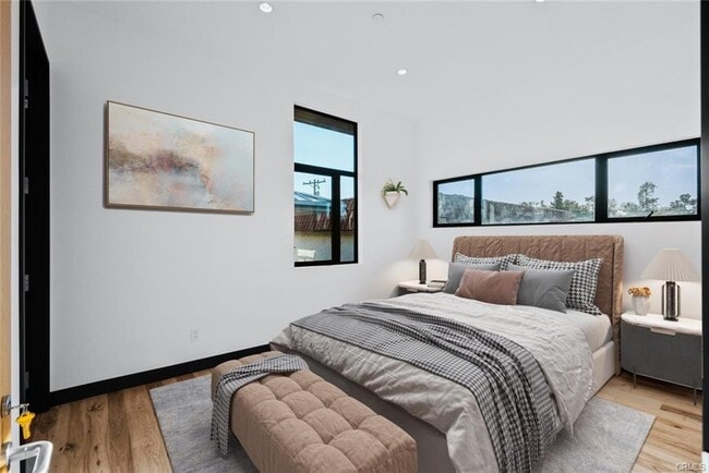 Photo - 922 W Clark Ave