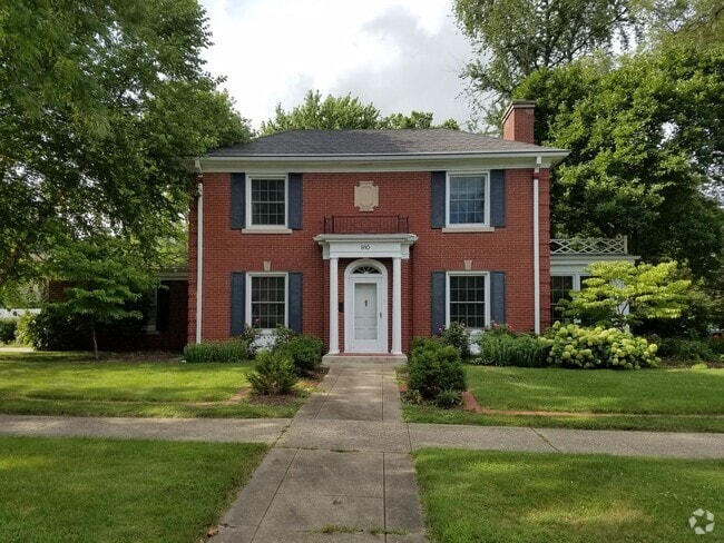 Building Photo - Charming Corner Lot Home Near U of I