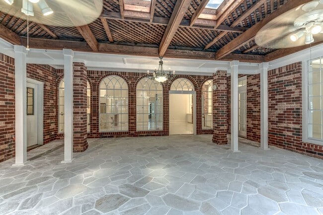 Photo - 90 Heathrow Ln