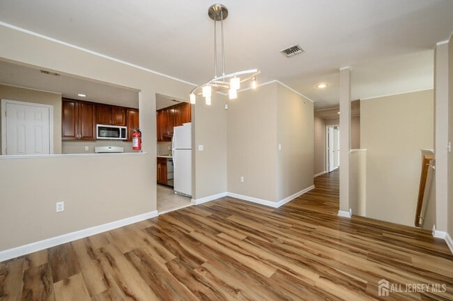 Photo - 303 Pinelli Dr