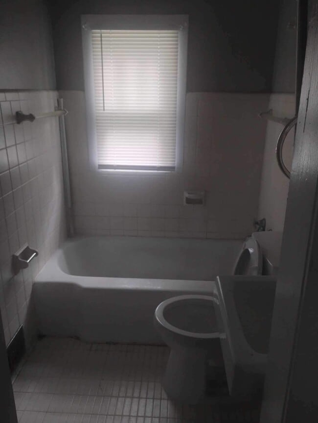 Photo - 638 Woodstock Ave