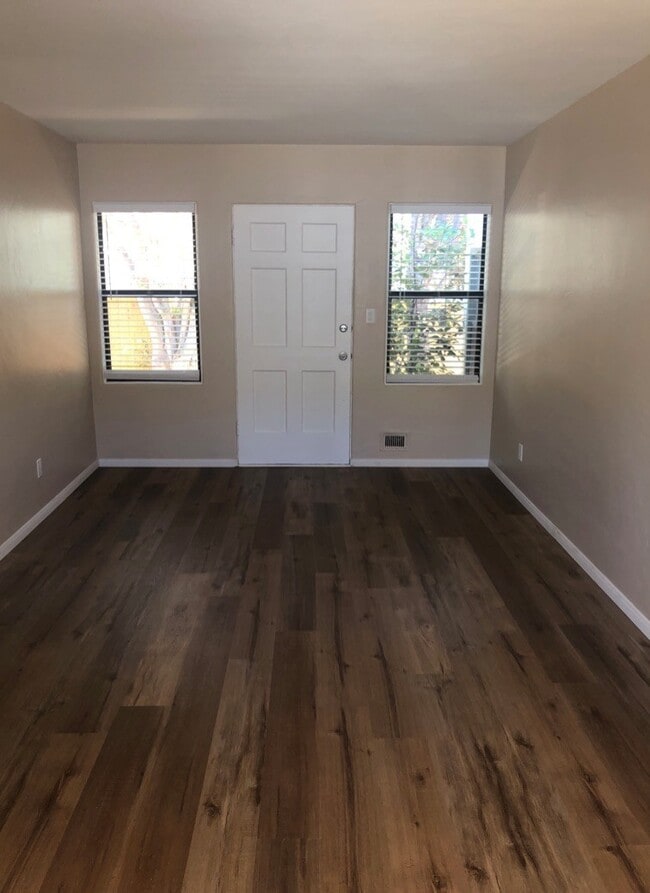 Photo - Super Cute 1 Bedroom "Pacific Beach" Garden Apartment - Available AUGUST 10th Unidad 1043
