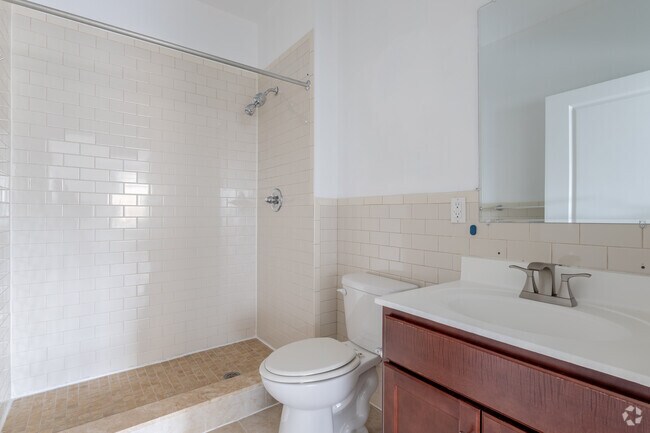 2BR, 2BA - 898SF - Bathroom