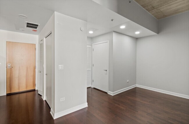 Photo - 25 E Superior St Unit 15T