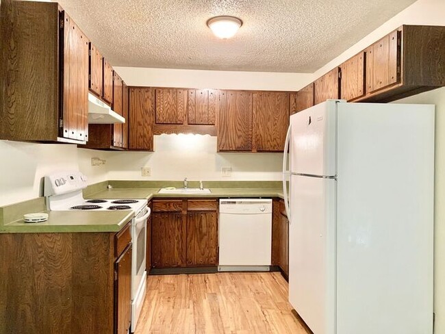 Building Photo - Great Two Bedroom, One Bath Apartments for Rent in East Loveland!  2 Weeks Free, Flexible lease t...