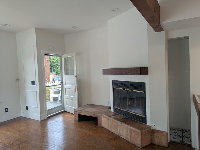 Photo - 327 W Figueroa St