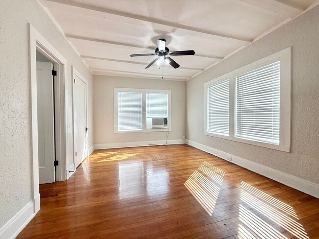 Photo - Adorable Downstairs Studio in Vintage 1920s Complex Unit F104