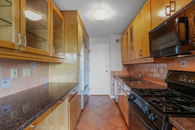 Photo - HUGE Apartment Across from Grosvenor Metro... Unidad 904