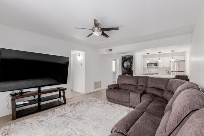 Building Photo - 3314 N 68th St Unit 128