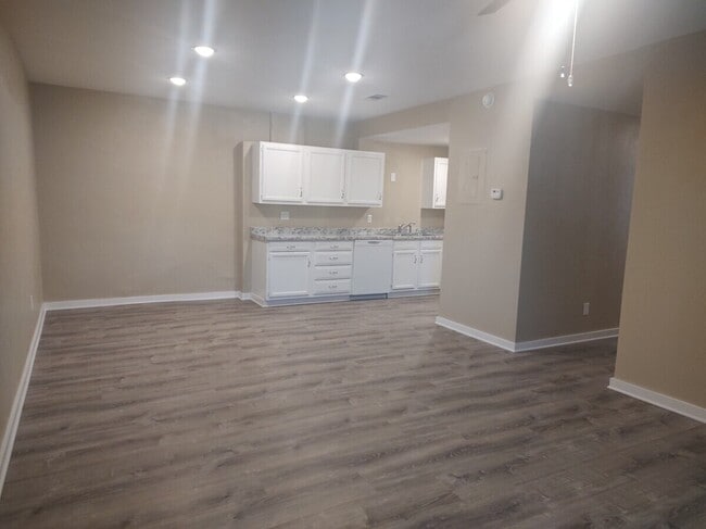 Photo - 113 NW Main St Apartamentos