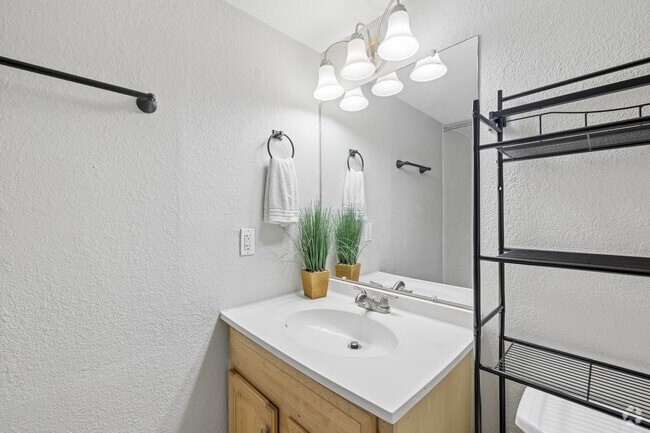 2BR, 2BA - 947SF - Bathroom