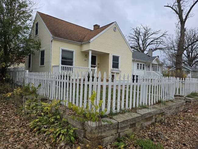 Photo - 1059 16th St NE House