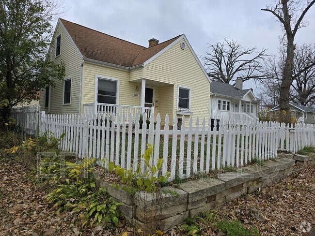 Building Photo - 1059 16th St NE Rental