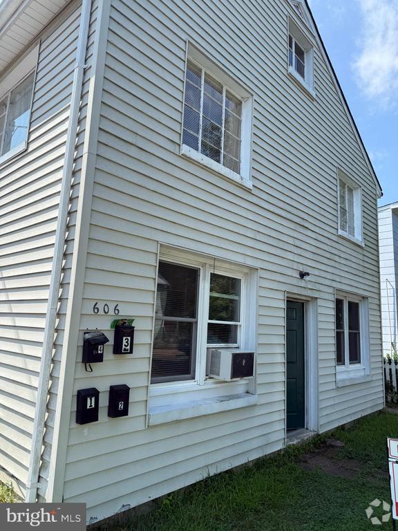 Building Photo - 606 Stuart St Unit 1 Rental