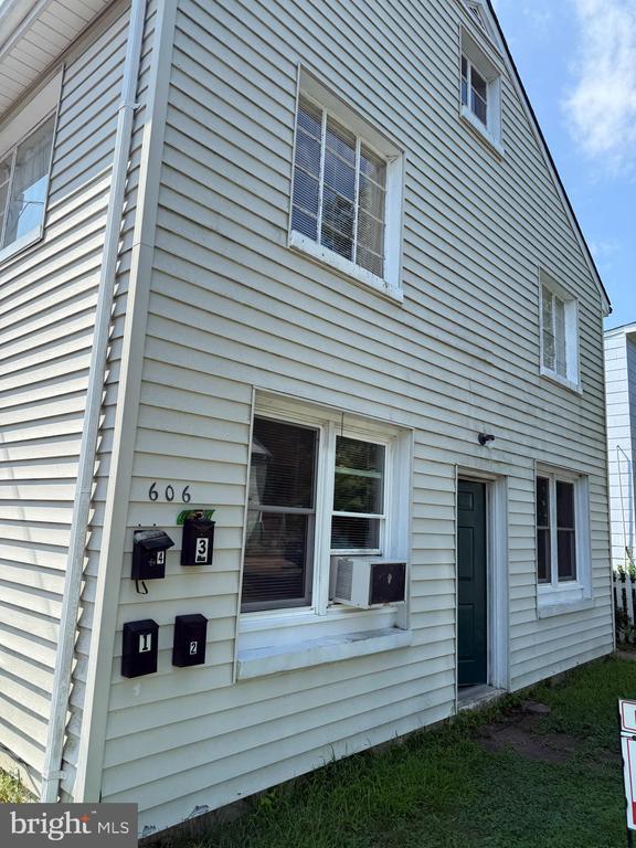Building Photo - 606 Stuart St Unit 1 Rental